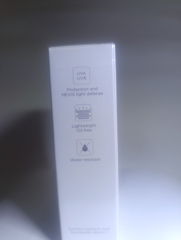 ضد آفتاب فلوئیدی آبی استلین SPF50 آبرسان و مناسب انواع پوست،مدلUltra Light Hydrating Invisible Sunscreen، حجم50میل